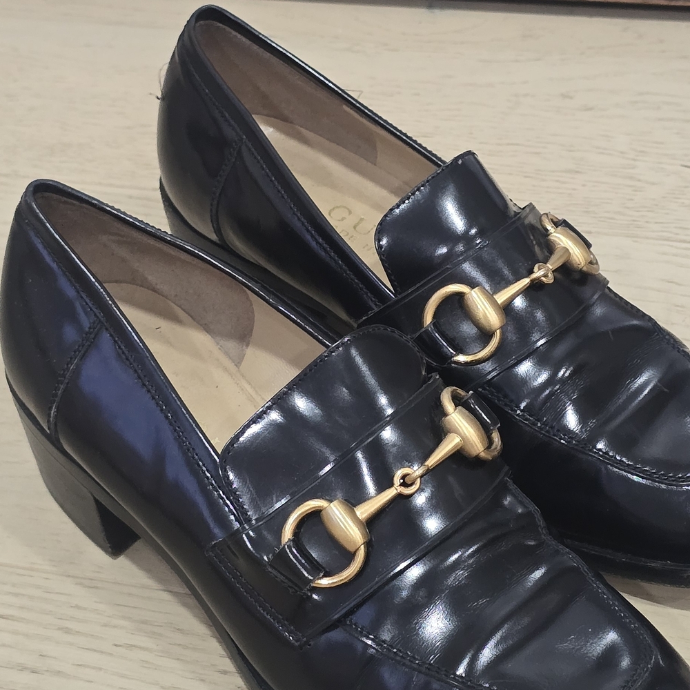 Gucci Black Patent Leather Loafers with Gold Horsebit - Picture 4 of 9